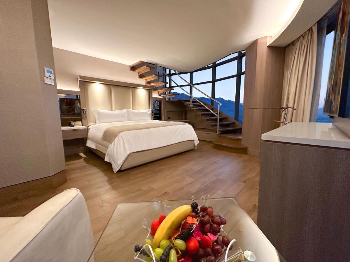 Safi Royal Luxury Metropolitan Hotel San Pedro Garza Garcia Exterior photo A suite at the hotel