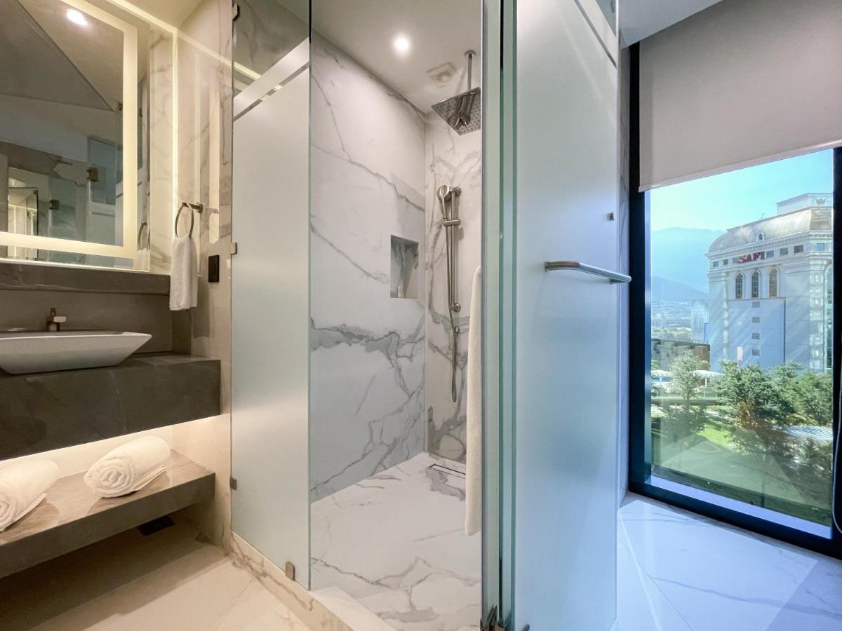Safi Royal Luxury Metropolitan Hotel San Pedro Garza Garcia Exterior photo A shower enclosure in a hotel bathroom