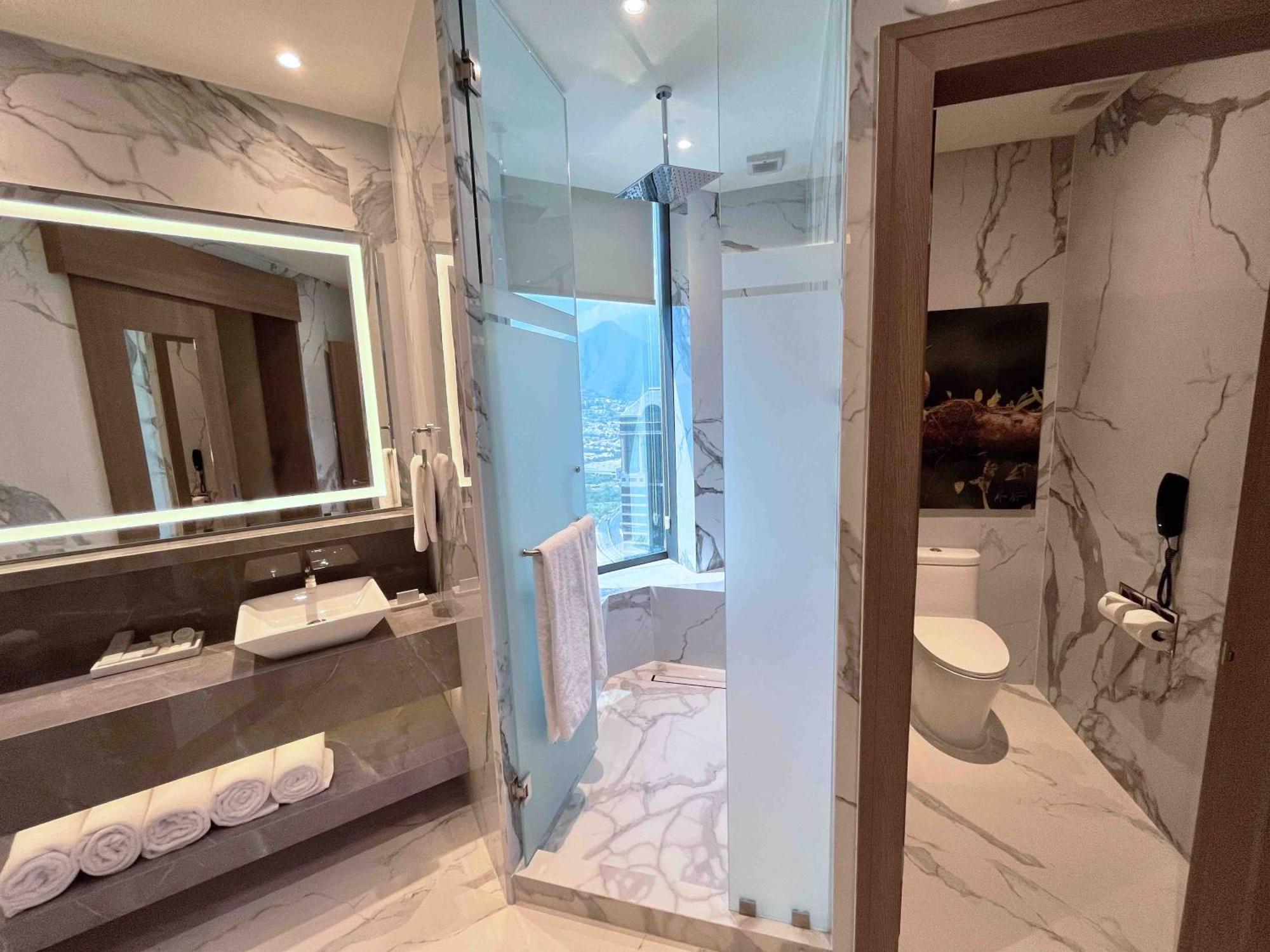 Safi Royal Luxury Metropolitan Hotel San Pedro Garza Garcia Exterior photo Bathroom