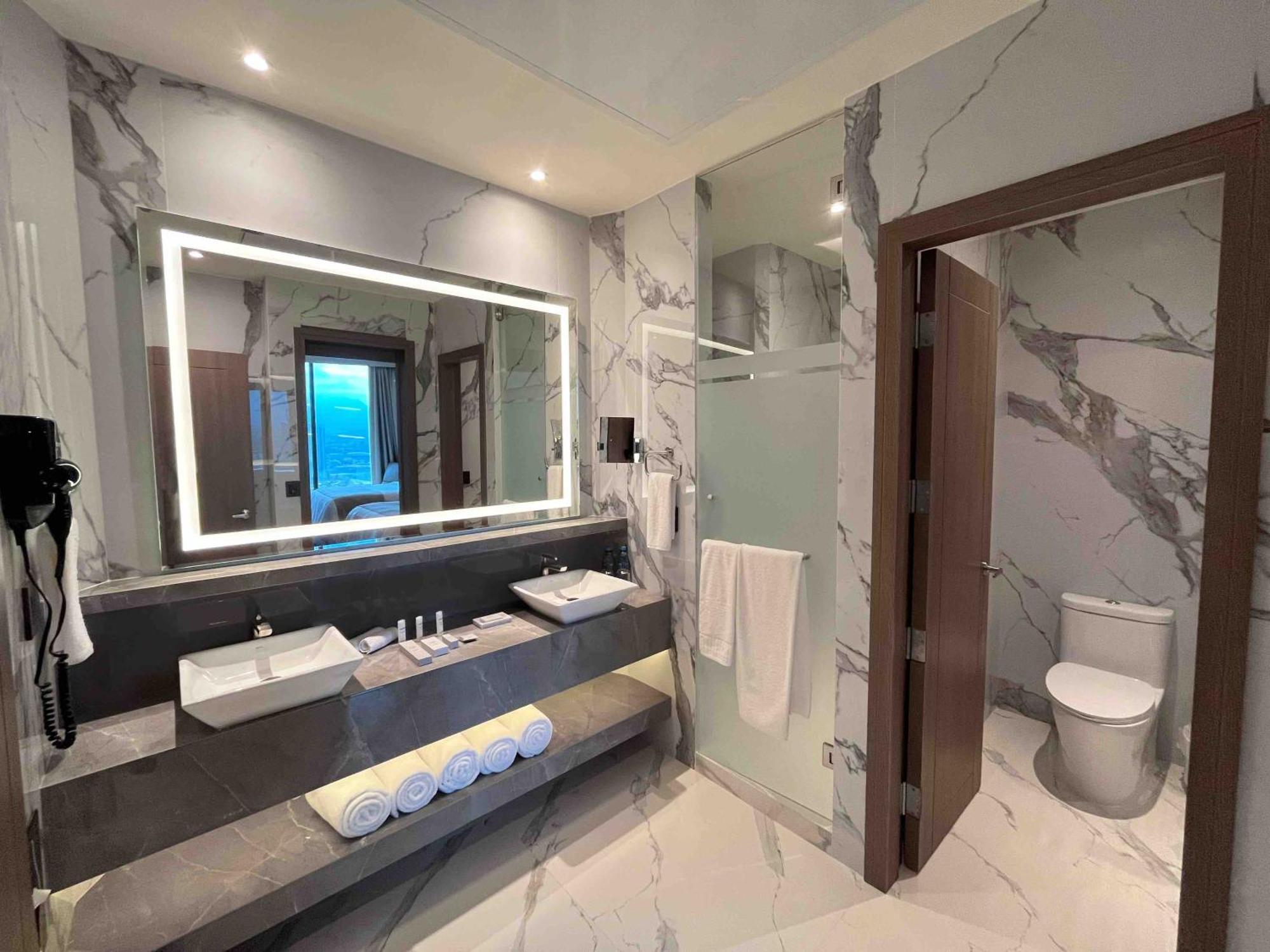 Safi Royal Luxury Metropolitan Hotel San Pedro Garza Garcia Exterior photo Bathroom